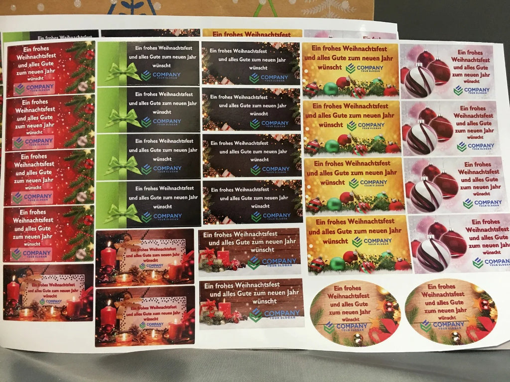 Auswahl personalisierter Weihnachtsaufkleber mit Logo